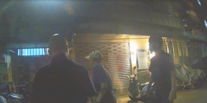 康寧派出所員警護送老翁返家。