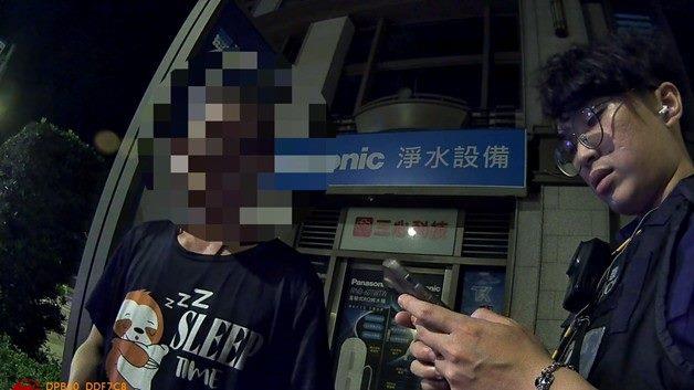 警方關心男子深夜獨自走在街上的原因