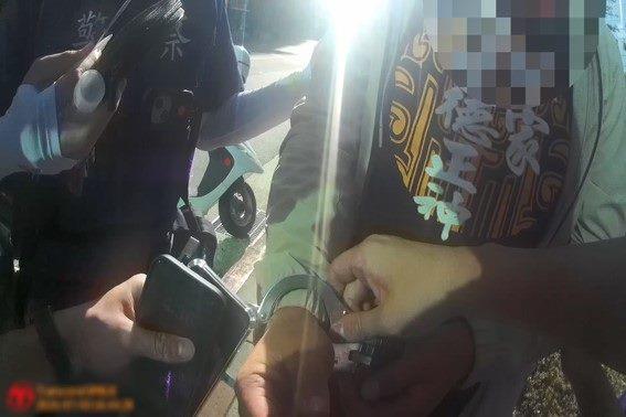 警方依法逮捕黃嫌