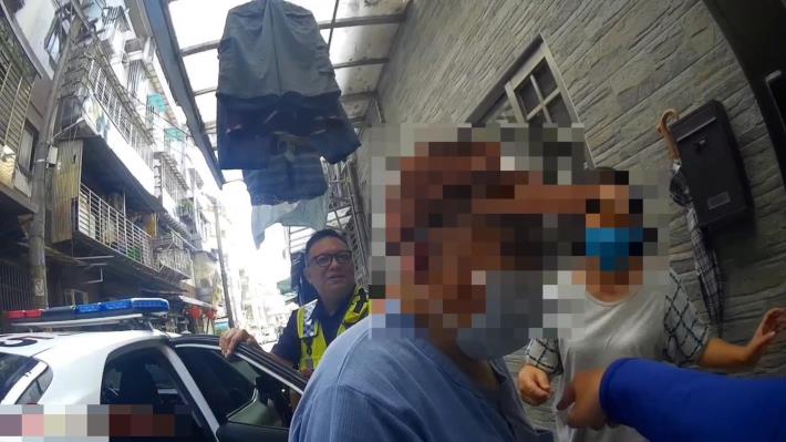 員警將老翁送返家中