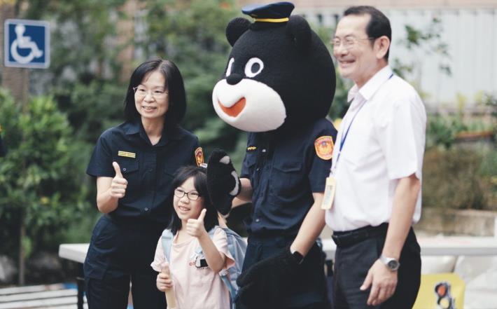 內湖分局長張玲堅與新湖國小郭添財交安反詐宣導