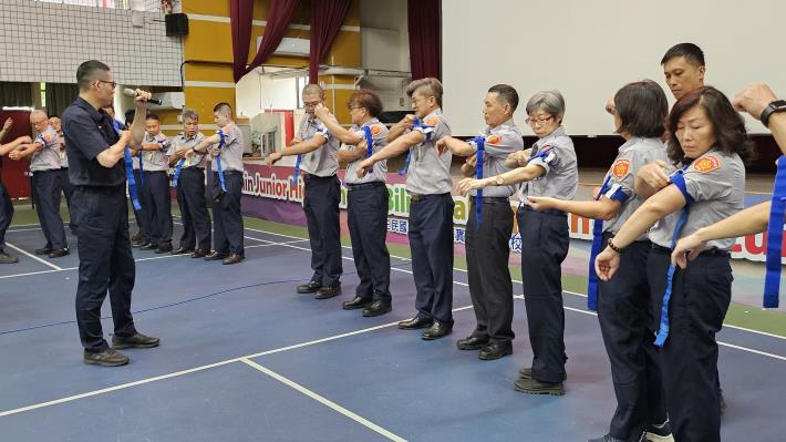 圖說04-內湖分局助教手把手帶領義警操作止血帶