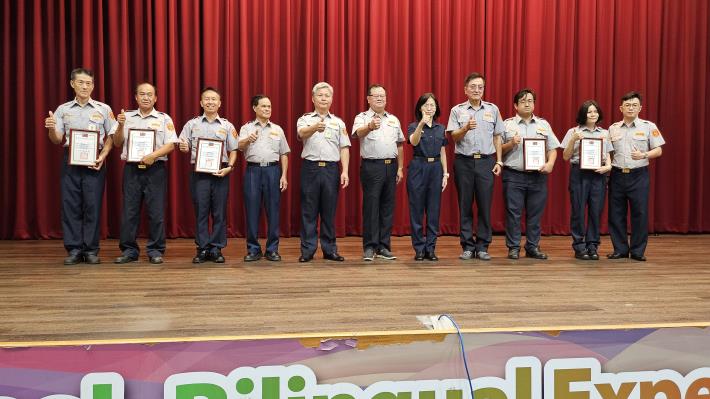 義警市大隊長頒發重要節日工作績優人員獎狀