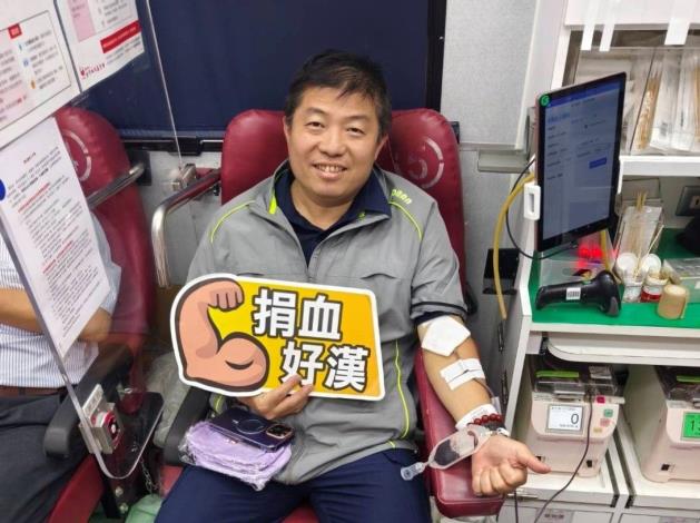 內湖警挽袖捐熱血