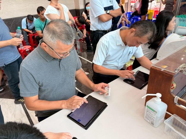 內湖警排隊等待捐血