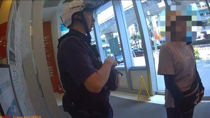 警方強力勸阻後被害人打消提領現金念頭