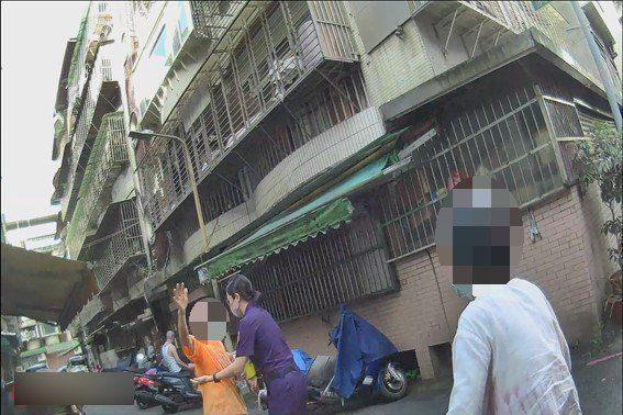 圖片2-警方護送二人返家