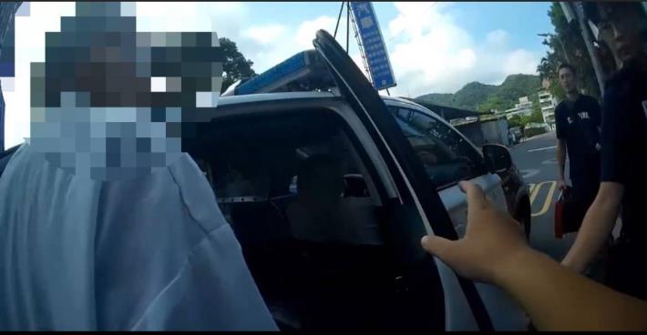 警方將犯嫌帶上巡邏車