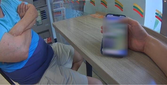 員警協助民眾檢視對話內容 .JPG