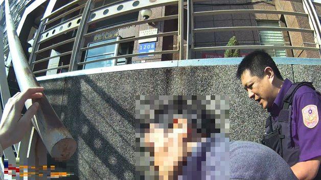 員警攙扶老婦到所休息