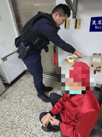 員警將長者帶回派出所，貼心提供熱湯讓其暖身休息。
