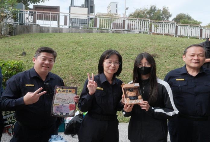 內湖警分局特頒發闖關遊戲優勝民眾宣導品.JPG