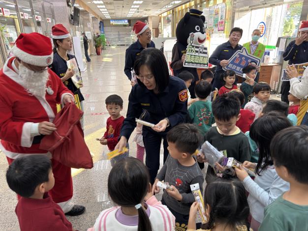 圖說4-內湖警分局與聖誕郵政老公公共同頒發棒棒糖.JPG