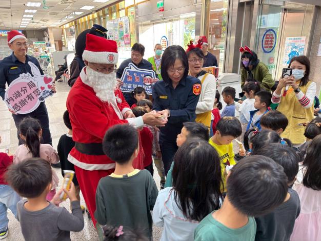 圖說3-內湖警分局與聖誕郵政老公公共同頒發棒棒糖 (2).JPG