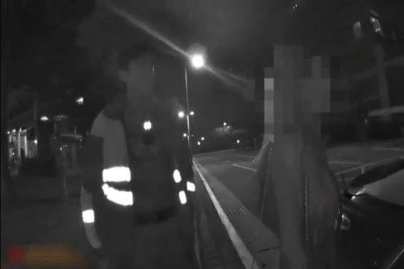 警方護送心情低落獨自飲酒女子返家