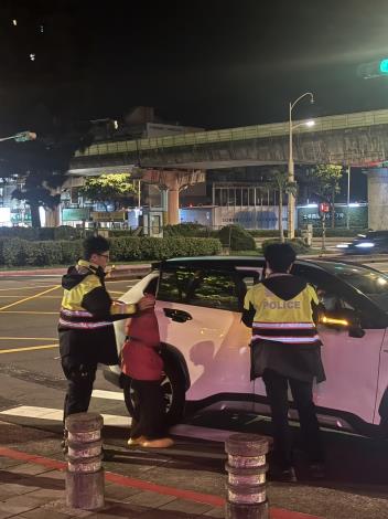 護送老婦人前往安置住處所