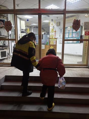 警方護送老婦人返回派出所