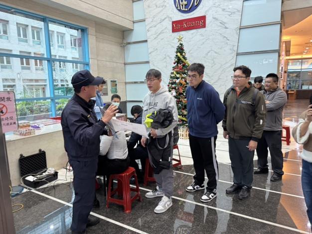 內湖警會講向內科企業員工宣導交通安全