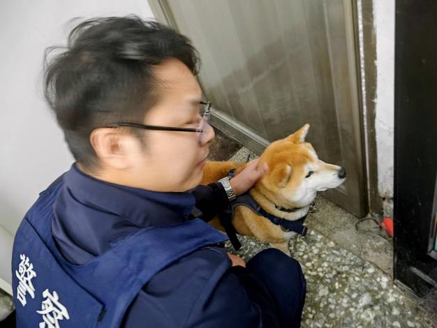 警方查看項圈上名牌尋找主人聯絡資訊