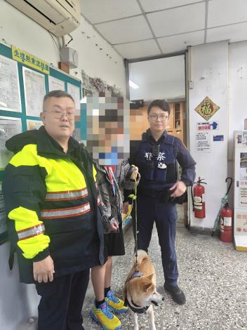 內湖分局港墘派出所副所長陳昱宏(左)、柴犬飼主(中)、警員楊博淵(右)合影
