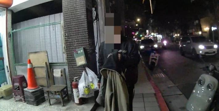 員警發現後立即趨前關心