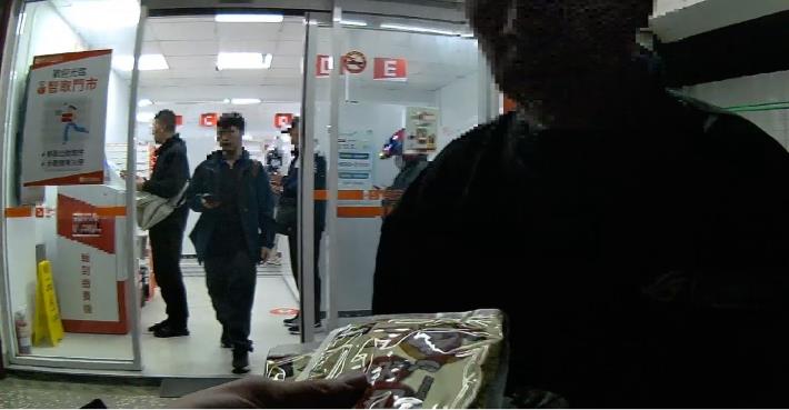 員警提供暖暖包給老翁