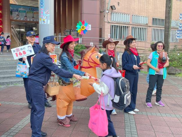 內湖警於校園宣導情形 (2).JPG
