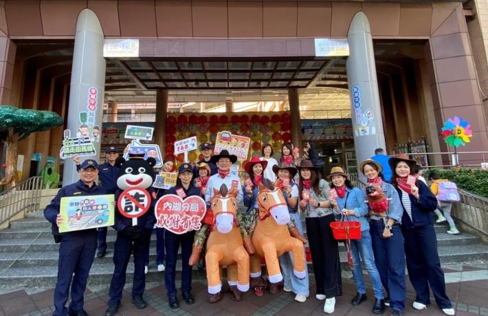 內湖分局宣導團與新湖國小、警察熊寶、老師、志工一同迎接孩子開學.JPG