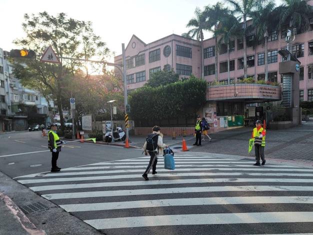 內湖警執行交通疏導勤務情形 (2).JPG