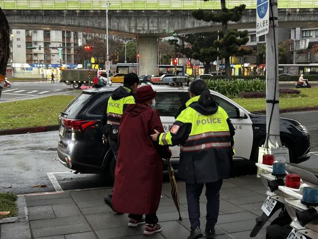 圖說2-警方護送老婦人返家