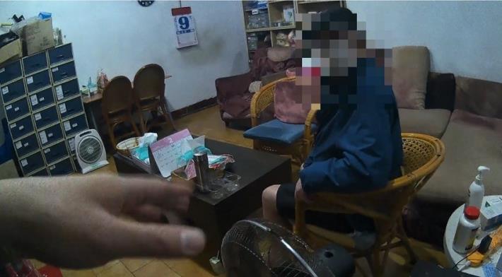 圖說2：員警護送婦人返家交予家屬照顧並告知家屬發生情況