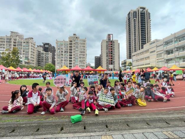 圖說5：內湖警園遊會現場宣導情形並與小朋友合影