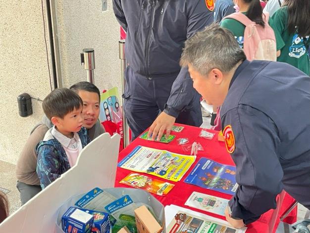 圖說3：內湖警設攤進行闖關遊戲情形