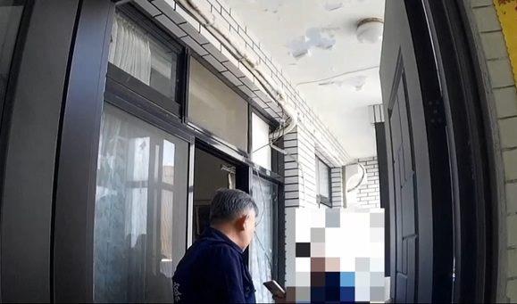 圖說2：員警平安護送婦人返家並透過電話告知家屬情況
