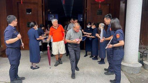圖說2:員警向參與浴佛節民眾說明行人優先及常見詐騙手法,提升安全意識