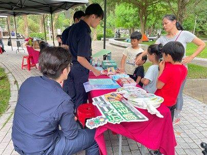 圖說5:員警寓教於樂,讓孩童在活動中學習交通安全與防詐觀念