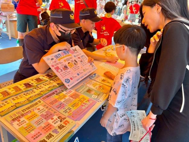 圖說2：內湖警分局於康寧國小園遊會宣導情形