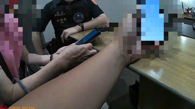 圖說2：警方向被害人解釋假檢警詐騙的常見手法