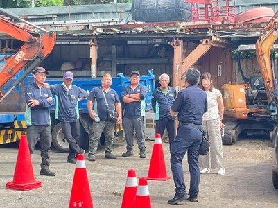 圖說2：內湖警分局至海棠園藝現場講授交通錐擺設情形