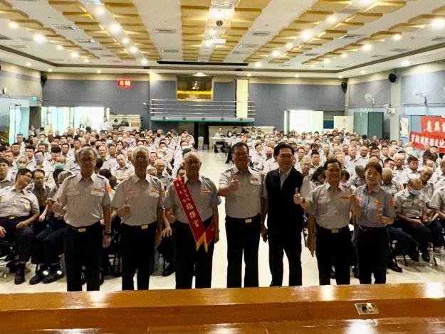 分局長董欣欣及義警大隊長丁國祥頒獎照片