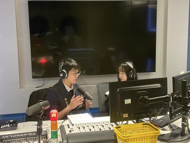 文二分局承辦人周洛安至世新廣播電臺接受專訪，提醒年輕聽眾留意「網路交友詐騙」.JPG