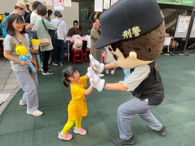 文山第二分局派出警察大頭娃娃與民眾互動，廣受孩童喜愛。