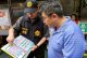 宣導人員向民眾宣導釣魚連結簡訊詐騙手法及防範之道。