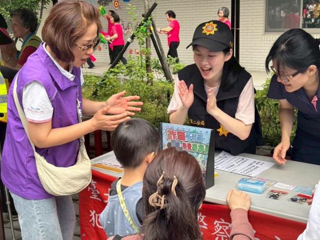 宣導團隊透過小遊戲及有獎徵答寓教於樂，提升孩童法治教育觀念。