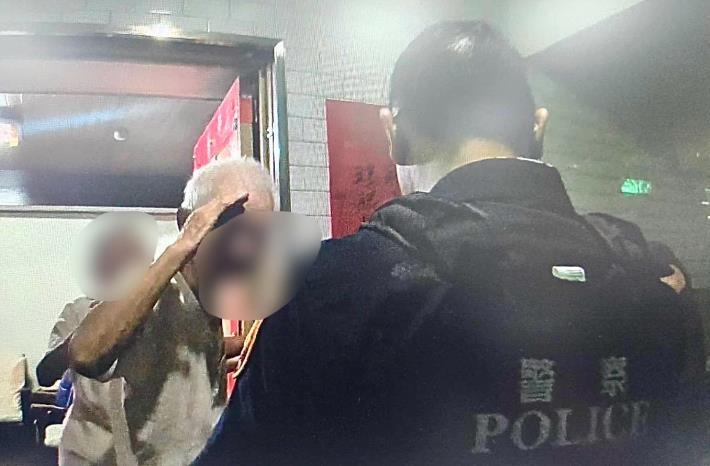 警消合力協助老翁脫困，家屬對此表示感謝