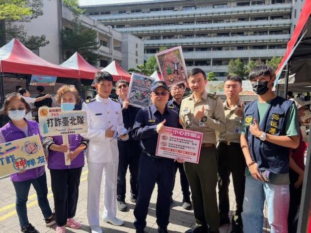文山第二分局分局長陳義宏率領宣導團隊前進轄內中國科技大學、萬芳高中等各校校慶園遊會辦理犯罪預防宣導
