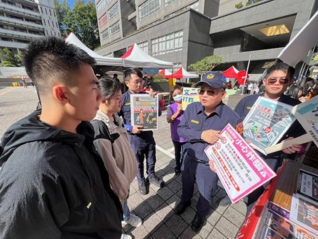 文山第二分局分局長陳義宏率領宣導團隊前進轄內中國科技大學、萬芳高中等各校校慶園遊會辦理犯罪預防宣導