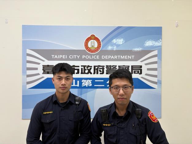 相片1警員吳宇哲（左）、警員余易展（右）