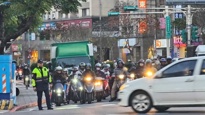 文山第二分局另針對往年春節返鄉容易壅塞的景美橋路段,建議駕駛人多加利用替代道路