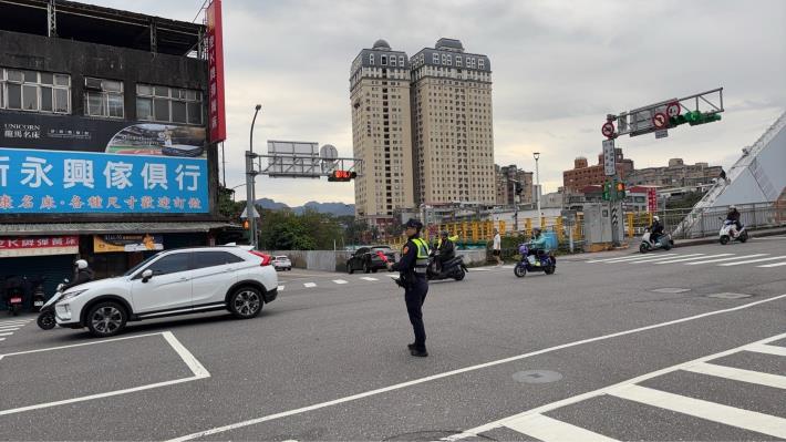 文山第二分局另針對往年春節返鄉容易壅塞的景美橋路段,建議駕駛人多加利用替代道路